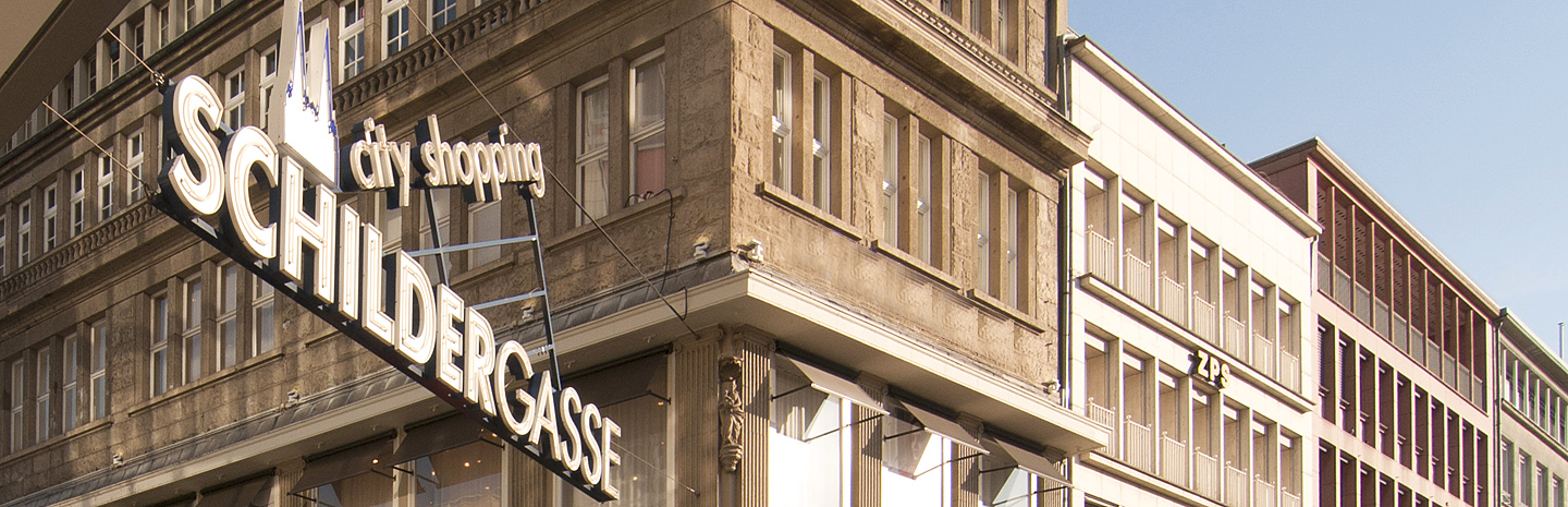 [Translate to Englisch:] Schriftzug "Schildergasse" vor Gebäude