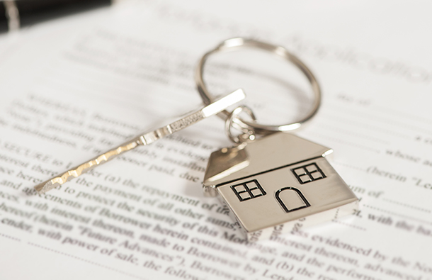 Vermietung von Immobilien: Wohnungsschlüssel liegt auf Vertrag